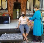 Kelurahan Sesetan Laksanakan Vaksinasi Home Visit Home Visit