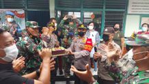 HUT ke-76 TNI, Koramil Jajaran Kodim Tabanan Terima Tumpeng dari Polsek Jajaran Polres Tabanan HUT TNI