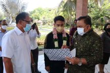 Bupati Tamba Serahkan Bonus Kepada Atlet Karate-Ka Peraih Medali Emas Medali Emas