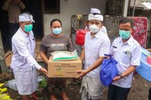 Wabup Ipat Serahkan Bantuan Bagi Korban Kebakaran di Loloan Barat Kebakaran