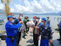 LPPM Unud Salurkan Bantuan Paket Sembako Kepada Warga Terdampak Gempa di Desa Pempatan dan Desa Terunyan LPPM UNUD Desa Trunyan
