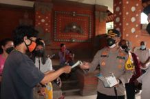 Kapolres Tabanan Bagikan Masker kepada Peserta Vaksinasi di Gedung Kesenian I Ketut Maria Masker