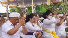 Pemkab Jembrana Ngaturang Bhakti Penganyar di Pura Pesimpangan Besakih Penganyar