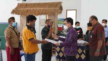 Dukung Peningkatan Hasil Pertanian, Pemprov Bali Serahkan Bantuan Alat dan Mesin Pra Panen Petani