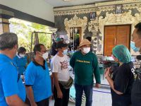 Bupati Tamba Pantau Vaksinasi Rabies dan Kontrol Populasi HPR di Desa Mendoyo Dauh Tukad Rabies