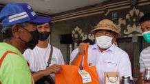 Gandeng HIPMI, Bupati Tamba Bagi-bagi Sembako di Kaliakah Sembako