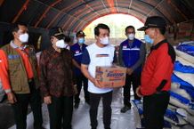 Bupati Suwirta Serahkan Bantuan untuk Warga Terdampak Musibah Gempa Bumi di Karangsem Sembako