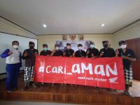 Edukasi #Cari_Aman untuk Pecalang, Ingatkan Wajib Helm untuk Warga Cari Aman