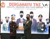 Gubernur Koster Serahkan Sertifikat Tanah Hibah untuk Perumahan Prajurit TNI AD HUT TNI