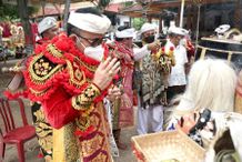Wali Kota Jaya Negara Ngayah Topeng Keras Saat Upacara Yadnya Pamlepeh Jagat di Pura Dalem Ped Nusa Penida Tari Topeng