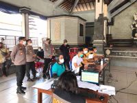 Kapolres Tabanan Tinjau Gerai Vaksin TNI-Polri di Wantilan Abiantuwung Vaksin