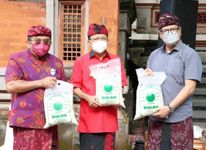 Gubernur Koster Terima 60 Ton Beras Bantuan OJK
