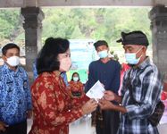 Puluhan Paket Sembako Diserahkan DWP dan KORPRI Bangli Kepada Korban Bencana Tanah Longsor di Desa Trunyan DWP Bangli