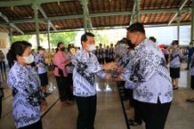 HUT PGRI ke-76 dan HGN Tahun 2021, Bupati Suwirta Minta Para Guru Kumandangkan Spirit Gema Santi di Sekolah Hari Guru Nasional