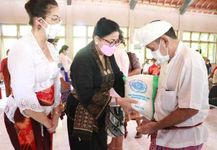 Gelar Aksi Sosial di Buleleng, TP PKK Bali Salurkan 3 Ton Beras Beras
