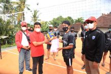Bupati Suwirta Serahkan Sarana Lapangan Bola Voli di Sebunipil Bola Voli