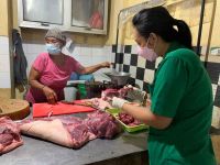Pastikan Kesehatan Daging Jelang Galungan, Distan Denpasar Gelar Pemeriksaan Kesehatan Daging Babi Daging Babi