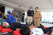 Sekda Badung Adi Arnawa Pantau Donor Darah dalam Rangka HUT Mangupura ke-12 Donor Darah