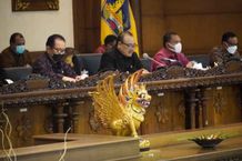 Wakil Gubernur Bali Bacakan Jawaban Gubernur Terhadap Pandangan Umum Fraksi-Fraksi Atas Raperda tentang Pengelolaan Keuangan Daerah Fraksi