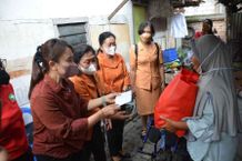 Peringati HUT ke-22, DWP Denpasar Serahkan Bantuan Sembako Kepada Disabilitas dan Lansia DWP