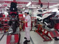 Edukasi Pentingnya Pengecekan, Pastikan Motor Siap Digunakan di Musin Hujan Ganti Oli