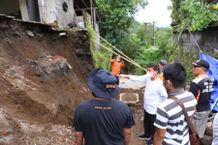Tinjau Penyengker Rumah Jebol, Bupati Suwirta Minta Warga Tetap Waspada Jebol