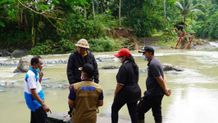 Bupati Bersama Ketua DPRD Jembrana Tinjau Jembatan Gantung Putus di Nusamara Banjir