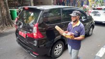 Semangat Seorang Kakek Berjualan Dupa Demi Hidupi Keluarga, Getarkan Hati Netizen Jualan Dupa