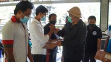 Bagikan Insentif Juru Arah, Bupati Tamba Minta Jangan Lagi ada Mengkotak-kotakan Warga Insentif