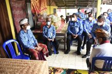 HUT Ke-50 Korpri, Jaya Negara Kunjungi Anggota Korpri yang Sakit Korpri