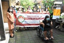 Antari Jaya Negara Berbagi Kasih dan Serahkan Bantuan Kursi Roda Kepada Warga Masyarakat Kursi Roda