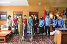 Terima Bantuan Kursi Roda dari Vietnamese Community in Bali, Antari Jaya Negara Siap Salurkan ke Masyarakat Kursi Roda