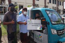 Dorong UMKM Bangkit dan Kreatif, Bupati Tamba Serahkan Motor Listrik Motor Listrik