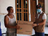 Sekda Buleleng Serahkan Bantuan Kepada Korban Longsor di Tejakula Longsor