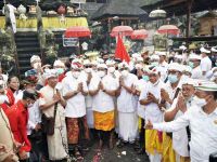 Bupati Giri Prasta Hadiri Upacara Mejaya-Jaya PHDI di Pura Agung Besakih PHDI Pusat
