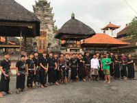 Sambut Hari Raya Galungan, ST. Mekar Jaya Gelar Pembagian Masker, Nasi dan Bersih-bersih di Pura Galungan Kuningan