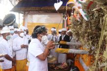 Bupati Giri Prasta Nuwek Bagia Pulakerti di Pura Desa Pelaga Petang
