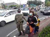 Dengan Cara Humanis, Satpol PP Kota Denpasar Tertibkan Pengamen dan Gepeng Pengamen