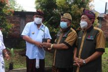 Bupati Tamba Tanam Pohon Pinang di Desa Nusasari PInang
