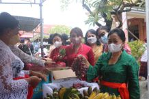 Sagung Antari Jaya Negara Buka Warung Murah PKK Desa Dauh Puri Kaja