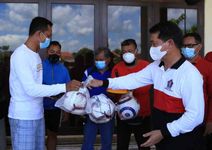 Lahirkan Bibit PSSI Klungkung, Bupati Suwirta Serahkan Bantuan Sarana Sepak Bola Sepak Bola