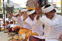 Jaya Negara dan Arya Wibawa Ngaturang Bhakti Pujawali di Pura Sakenan Pura Sakenan