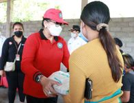 Rangkaian Roadshow TP PKK Provinsi Bali, Putri Koster Sapa dan Berbagi dengan Masyarakat Karangasem Menyapa