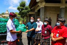 BPJS Ketenagakerjaan Serahkan Bantuan 500 Paket Beras Sembako