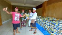 Sambut Galungan dan Kuningan, CEO Star Semabu Resort Bagikan Sembako ke Masyarakat Nusa Penida Sembako