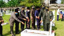 Wabup Ipat Pimpin Ziarah dan Tabur Bunga di TMP Ksatria Kusuma Mandala Hari Pahlawan