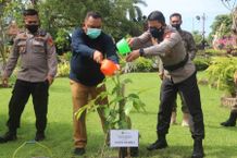 Bupati Jembrana dan Kapolda Bali Tanam Pohon Kejujuran di Kebun Raya Jagatnatha Tanam Pohon Manggis