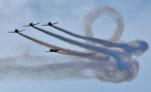 Aksi Tim Aerobatik TNI AU, Bikin Ribuan Penonton di Sirkuit Mandalika Terpesona Aero TNI AU