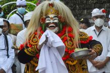Wali Kota Jaya Negara Ngayah Nopeng Serangkaian Puncak Karya Panca Wali Krama di Pura Luhur Uluwatu Topeng