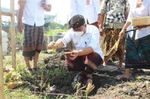 Wawali Kadek Agus Arya Wibawa Mendem Dasar Pembangunan TPS3R Sidarkaya Tempat Sampah